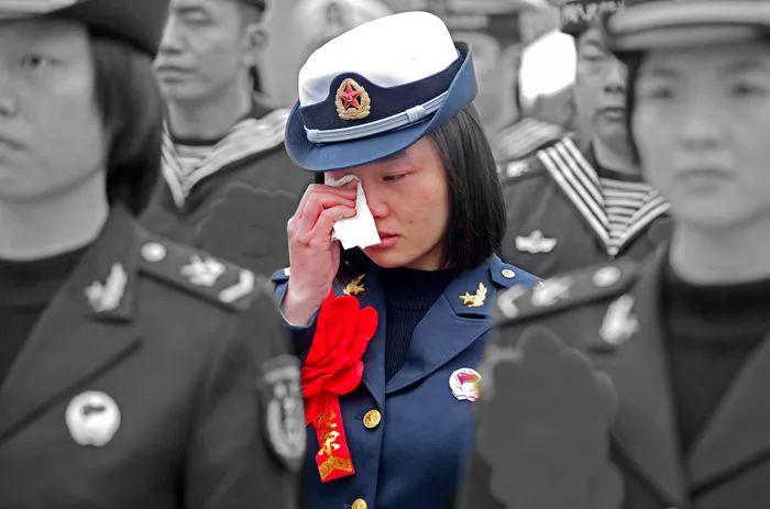 退伍老兵泪洒军营——禹威摄_副本.jpg