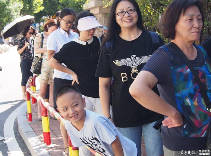 萌翻了！济南山师附小一年级新生报到 ，满园小宝萌化人心