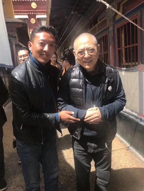 李连杰在西藏被偶遇，剃头驼背差点没认出来，网友：真的老了很多