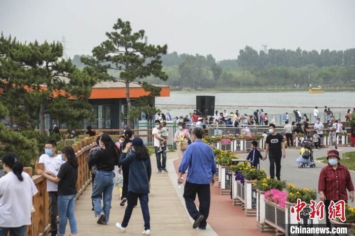 龙泉湖公园里游客如织。石家庄龙泉湖公园供图