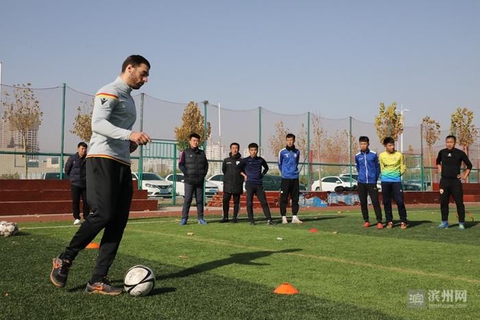 双招双引提升滨州足球教练员培训水平 法国教练绿茵场上传授脚法