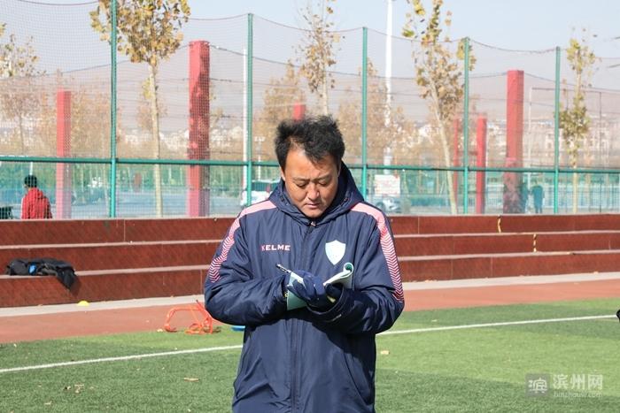 双招双引提升滨州足球教练员培训水平 法国教练绿茵场上传授脚法