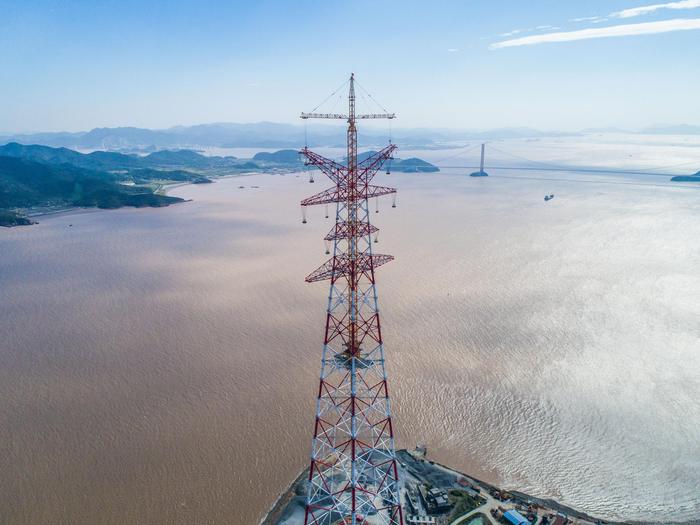 浙江舟山金塘岛380米输电铁塔完成立塔施工