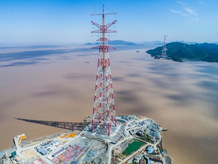 浙江舟山金塘岛380米输电铁塔完成立塔施工