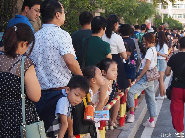 萌翻了！济南山师附小一年级新生报到 ，满园小宝萌化人心