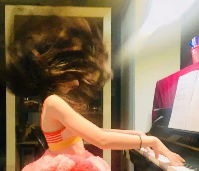 李嫣弹钢琴,很飒很酷。