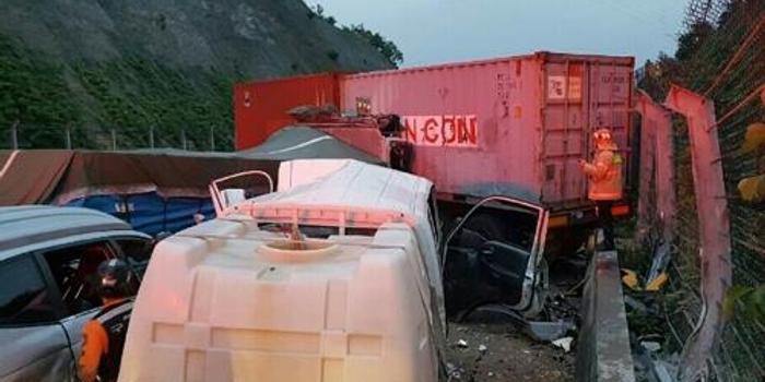 韩国高速公路发生连环追尾 致8人受伤