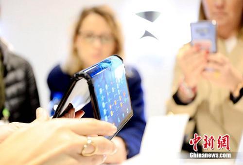资料图:展台上的柔派可折叠手机。