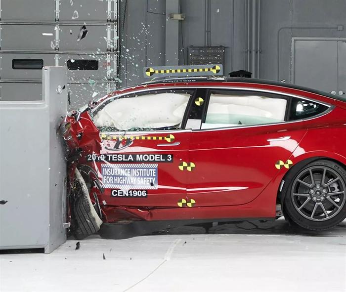 史上最严苛碰撞测试成绩出炉，Model 3的成绩太出人意料了