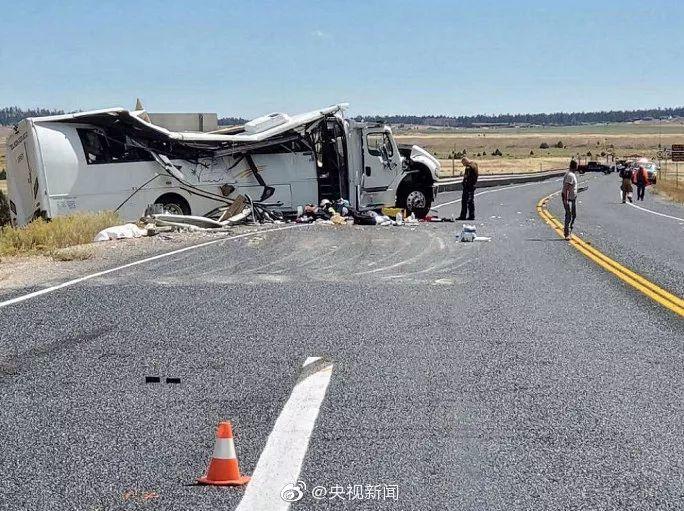 中国旅游团在美国遇翻车事故，已致4死