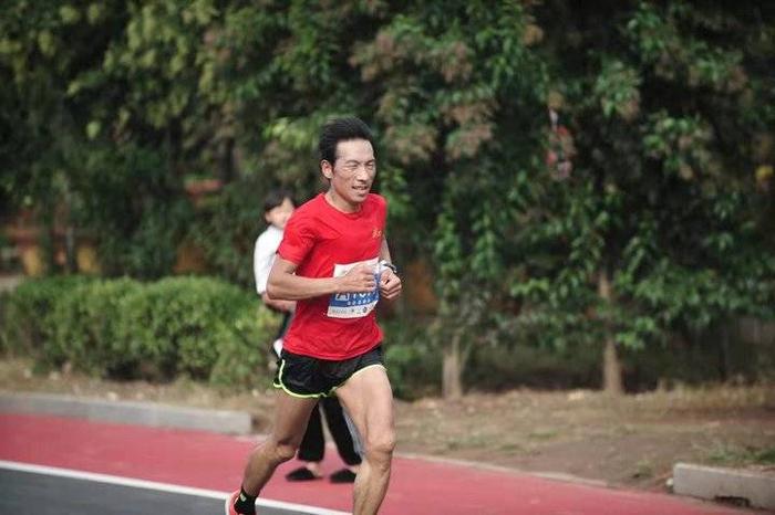 枣庄马拉松32公里处，两名非洲选手率先通过，领跑员赤脚跑过