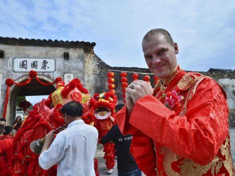 盘点外国人的中式婚礼情结，抬花轿闹洞房一样都不少