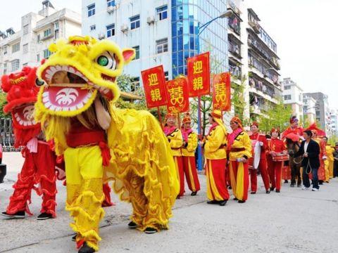 盘点外国人的中式婚礼情结，抬花轿闹洞房一样都不少