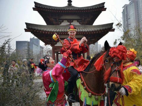 盘点外国人的中式婚礼情结，抬花轿闹洞房一样都不少