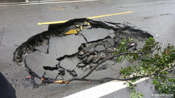 大货车雨夜穿街过，路面突然塌陷卡在一人深的坑中
