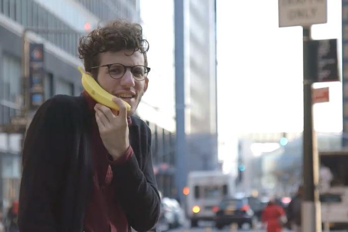忘掉诺基亚的香蕉机，这个没有显示屏的手机才是真正的香蕉机