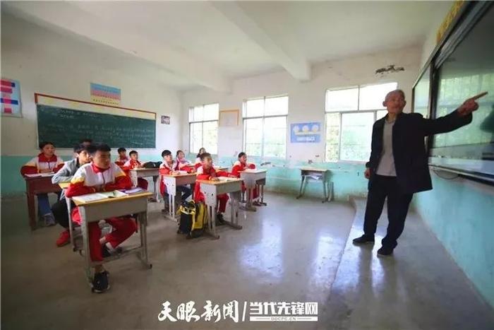 毕节77岁老教师坚守山村教育58年，教出100多名大学生