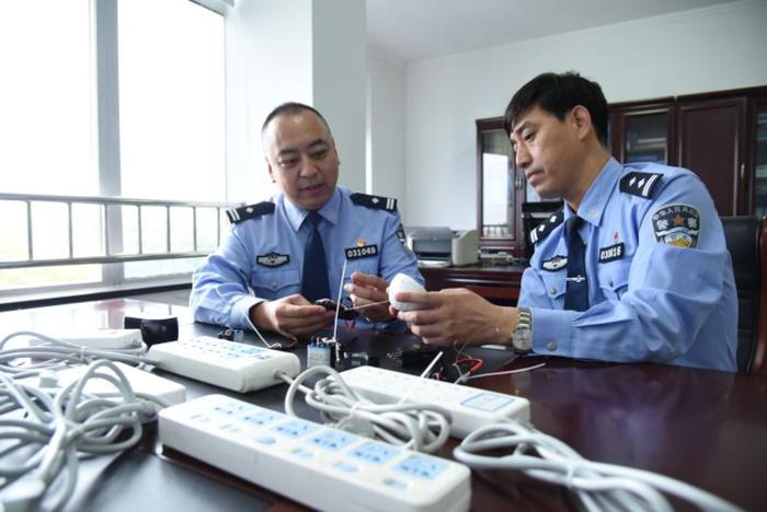 周村警方收缴一批联网式针孔摄像装置