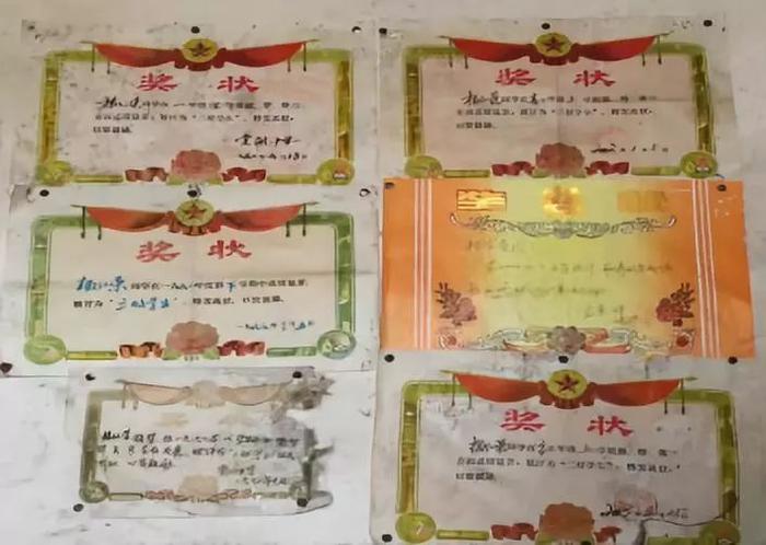 杨仁荣学生时期的奖状。图片来自视频截图
