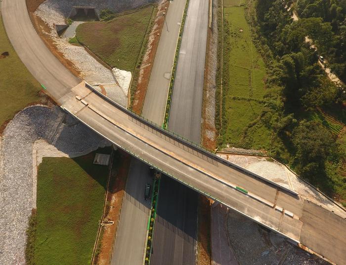 中越边境靖西至龙邦高速公路预计年底通车