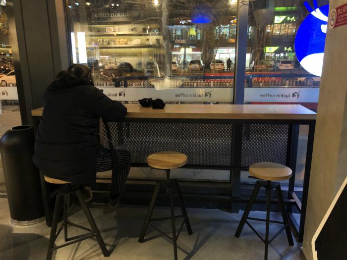 (一家瑞幸咖啡快取店 徐徜徉/拍摄)