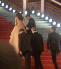 郑恺也太不注意了，走红毯竟然一脚踩在陈乔恩裙子上！