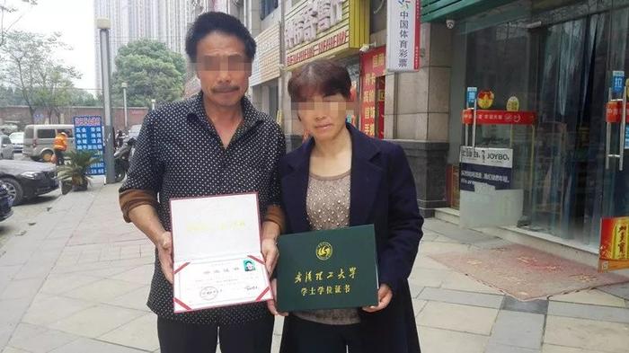 陶崇园的父母手捧儿子的毕业证书。 图 / 网络