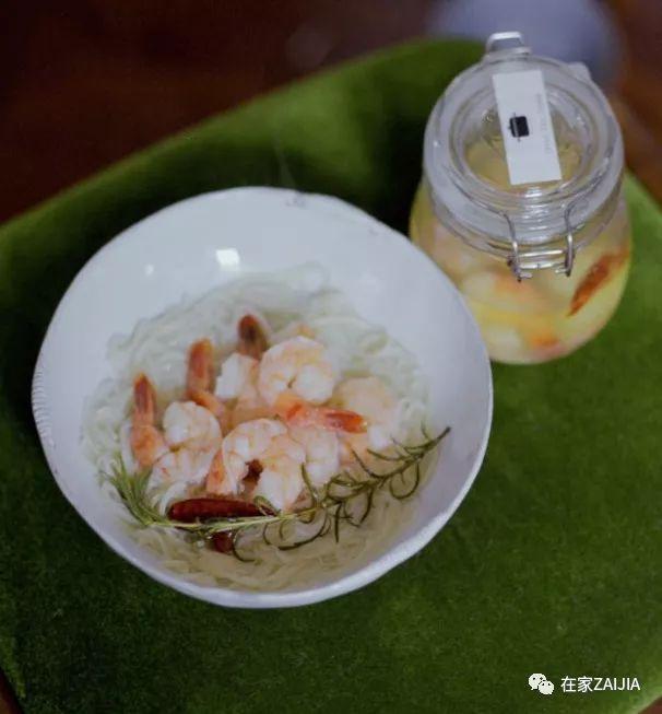 她的40㎡法租界小阁楼，浓缩了国内中古家具店之精华
