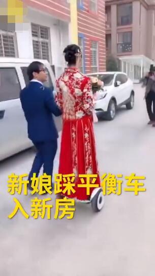 宠夫狂魔！当地习俗脚不沾地，新娘怕新郎太累踩平衡车结婚