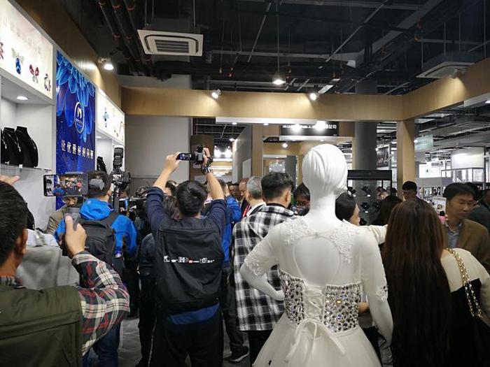 2018浦江•第十届水晶玻璃产业博览会今天隆重开幕