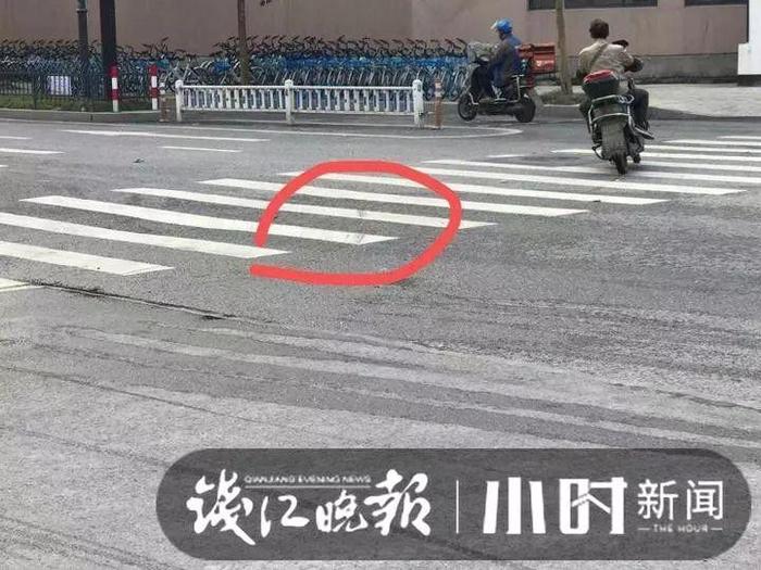 突发！杭州街头，夫妻骑电动车与快递车相撞！两人瞬间阴阳两隔