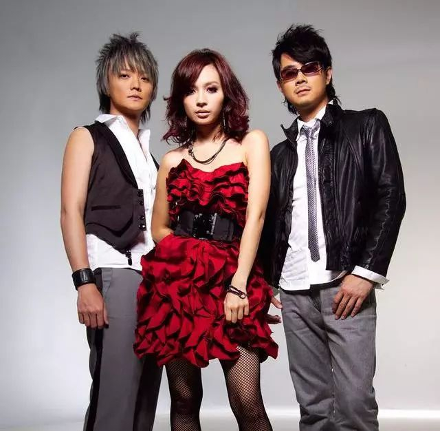 换了主唱的飞儿乐团再唱《月牙湾》:有些独家记忆,过了就不再回来