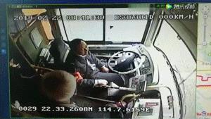 提醒老人前门上车，深圳一公交司机遭遇拳头、拐杖连环击打