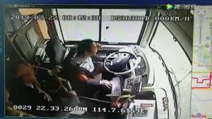 提醒老人前门上车，深圳一公交司机遭遇拳头、拐杖连环击打