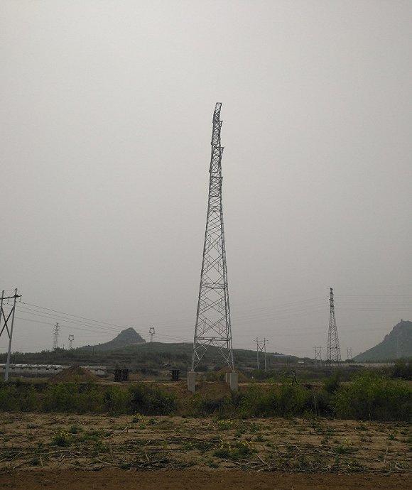新迁建到李利娟矿区范围内的高压塔。图片来源:网络