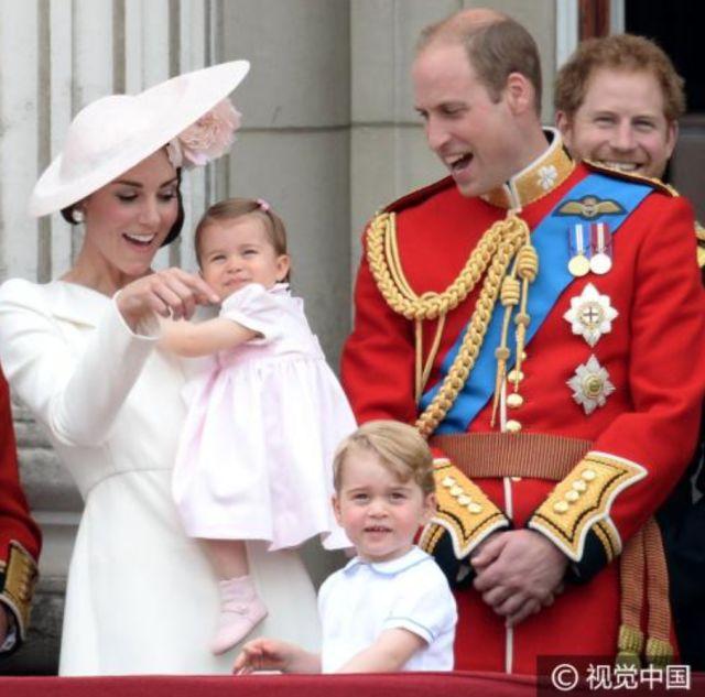 英国王室再添一位小王子，而92岁的伊丽莎白女王也要卸任了……