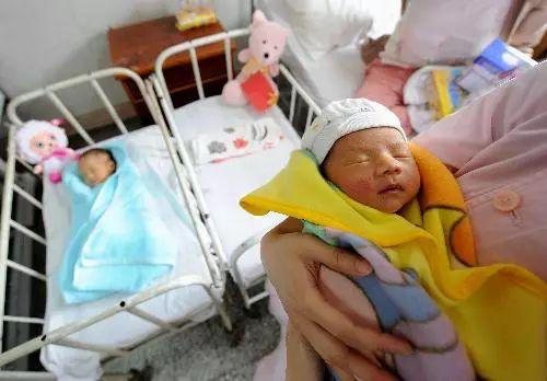 地震发生后,来自北川县禹里乡的两名羌族婴儿得到精心护理。