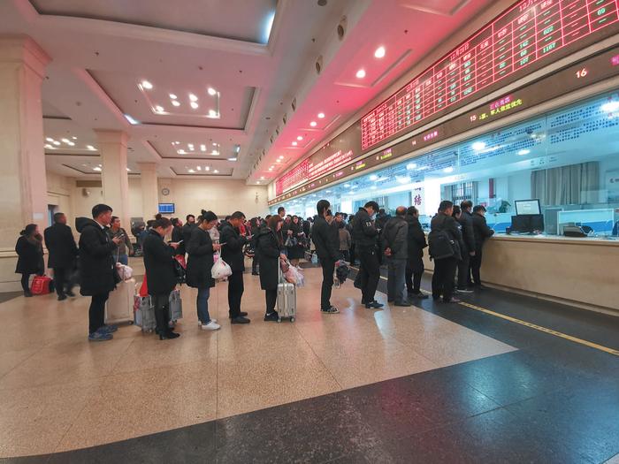 2018 年12 月22 日,武汉汉口火车站,旅客排队购票。图/视觉中国