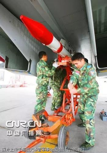 扬基帧察站：混搭导弹吊舱副油箱的装弹神器，咋发了这么多年才有人用？