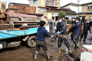 日本大批志愿者聚集 帮助台风重灾区进行灾后重建工作