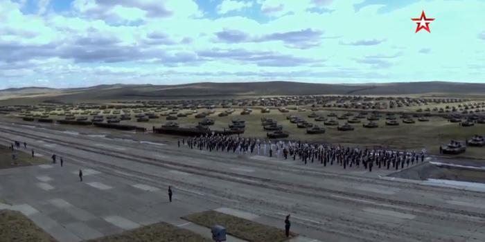 东方2018军演后中俄举行大规模联合阅兵式