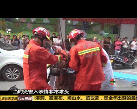 祸从天降！女子大腿被高空坠落粗钢筋刺穿，直接“钉”在电动车上