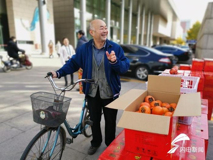 闪电公益助农丨山东广播电视台六旬铁粉骑车40分钟 专程来买小甜柿