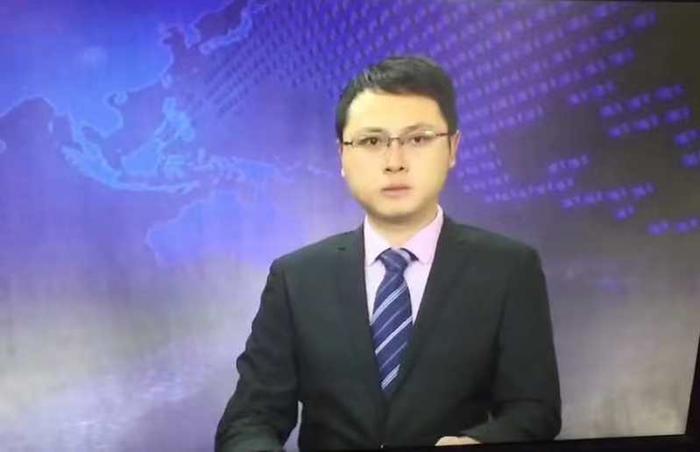 德昌电视台主播在录新闻联播时遇到地震,从容应对。受访者供图