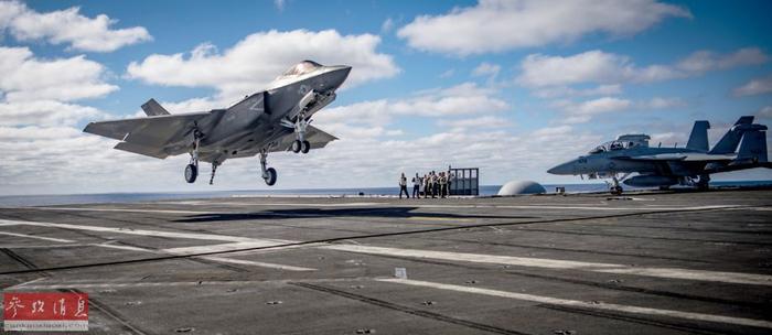 资料图:F-35C隐身战机即将在”文森“号航母上着舰。