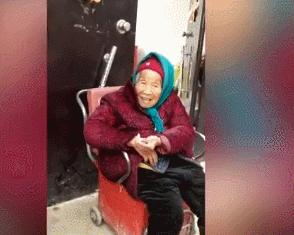 107岁老妈给84岁女儿捎糖吃，有妈妈在，多大都是小公举！