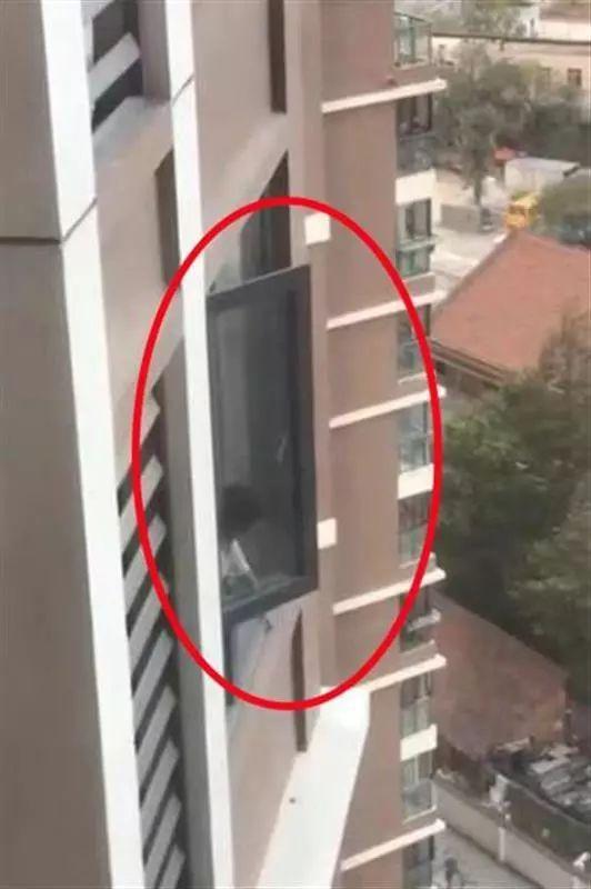 女童探出18楼窗外喊妈妈，妈妈居然还拒绝撬锁…民警怒了