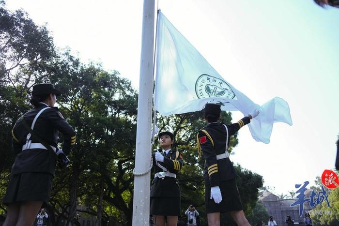 中山大学95岁啦！四校区（园）同时向孙中山铜像敬献花篮