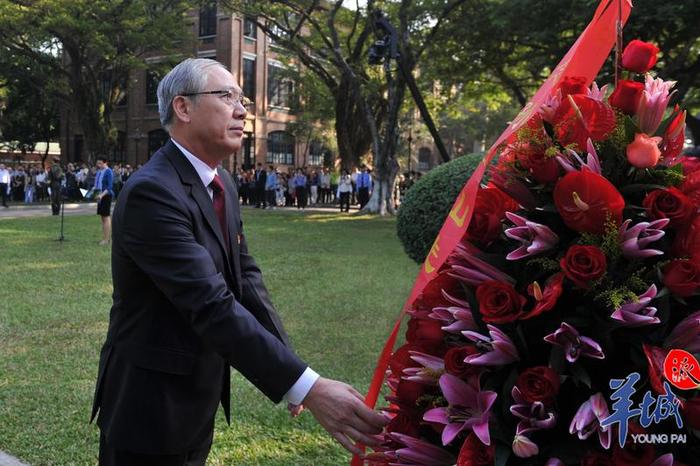 中山大学95岁啦！四校区（园）同时向孙中山铜像敬献花篮