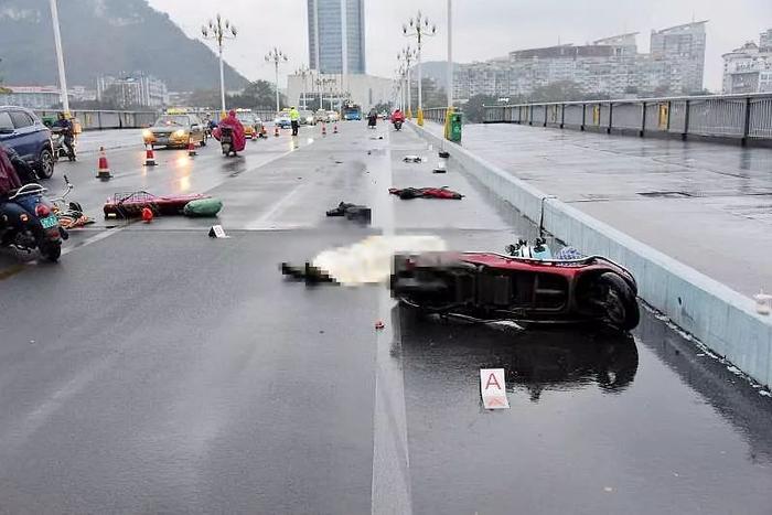 广西3人因小事故停留桥上被撞，2死1伤！肇事司机投案自首